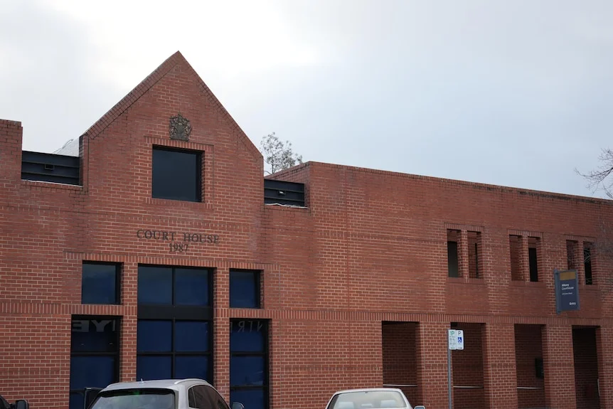 A picture of the front of a court house