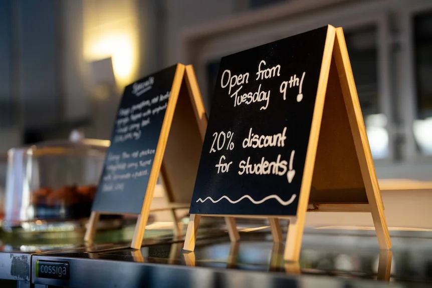 Student 20% off discount sign at a cafe