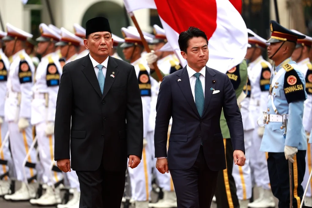 Japan’s Defence Minister Shinjiro Koizumi (right) and his Indonesian counterpart Sjafrie Sjamsoeddin inspect an honour guard ceremony before a meeting in Jakarta on May 4. Photo: EPA