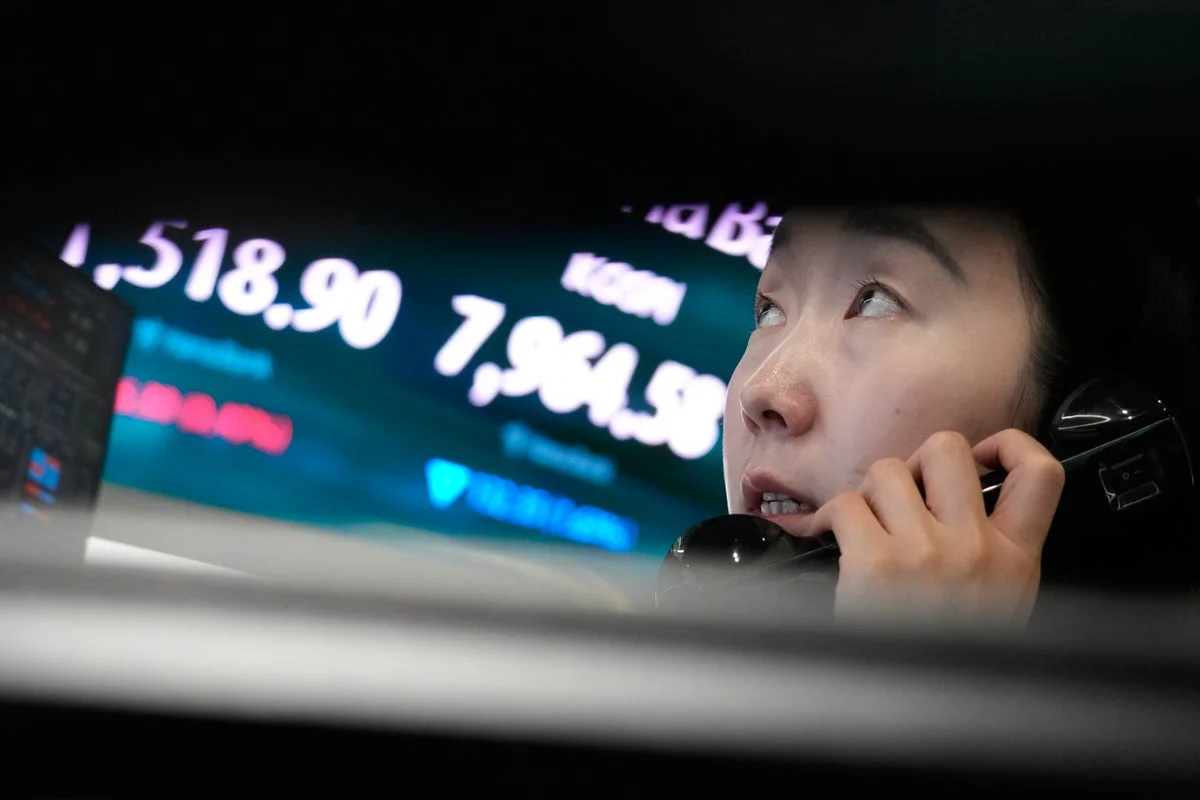 Asian Markets Decline Amid Wall Street Tech Sell-off; Oil Prices Rise