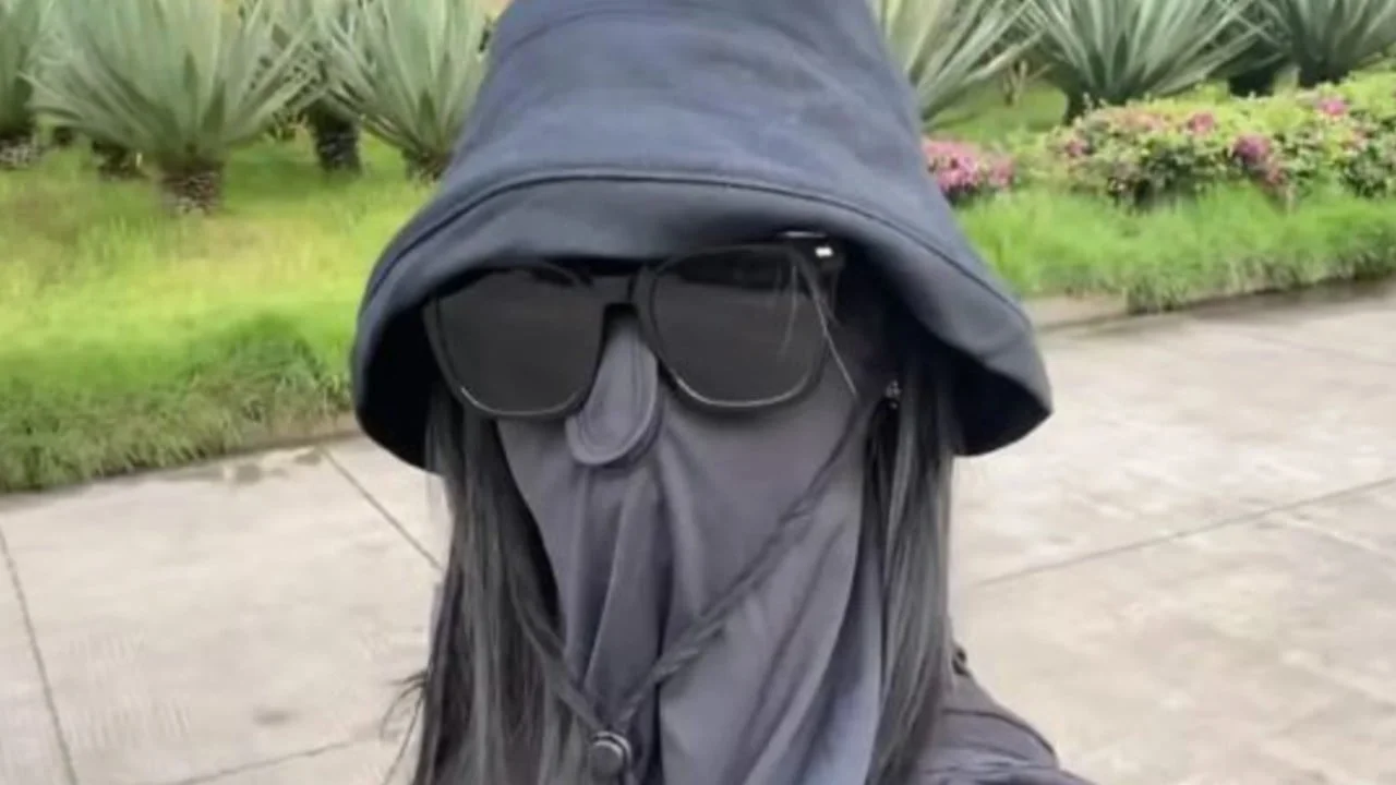 Chinese woman suffers red, itchy skin after extreme full-face coverage, sunscreen use