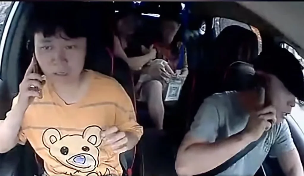 The urgency of the situation is clear from the image above. It shows Yanyan, her family, and the driver, Wang Tao, inside a taxi on the way to the hospital. Wang was calling the police to clear the road. Photo: Douyin The urgency of the situation is clear from the image above. It shows Yanyan, her family, and the driver, Wang Tao, inside a taxi on the way to the hospital. Wang was calling the police to clear the road. Photo: Douyin