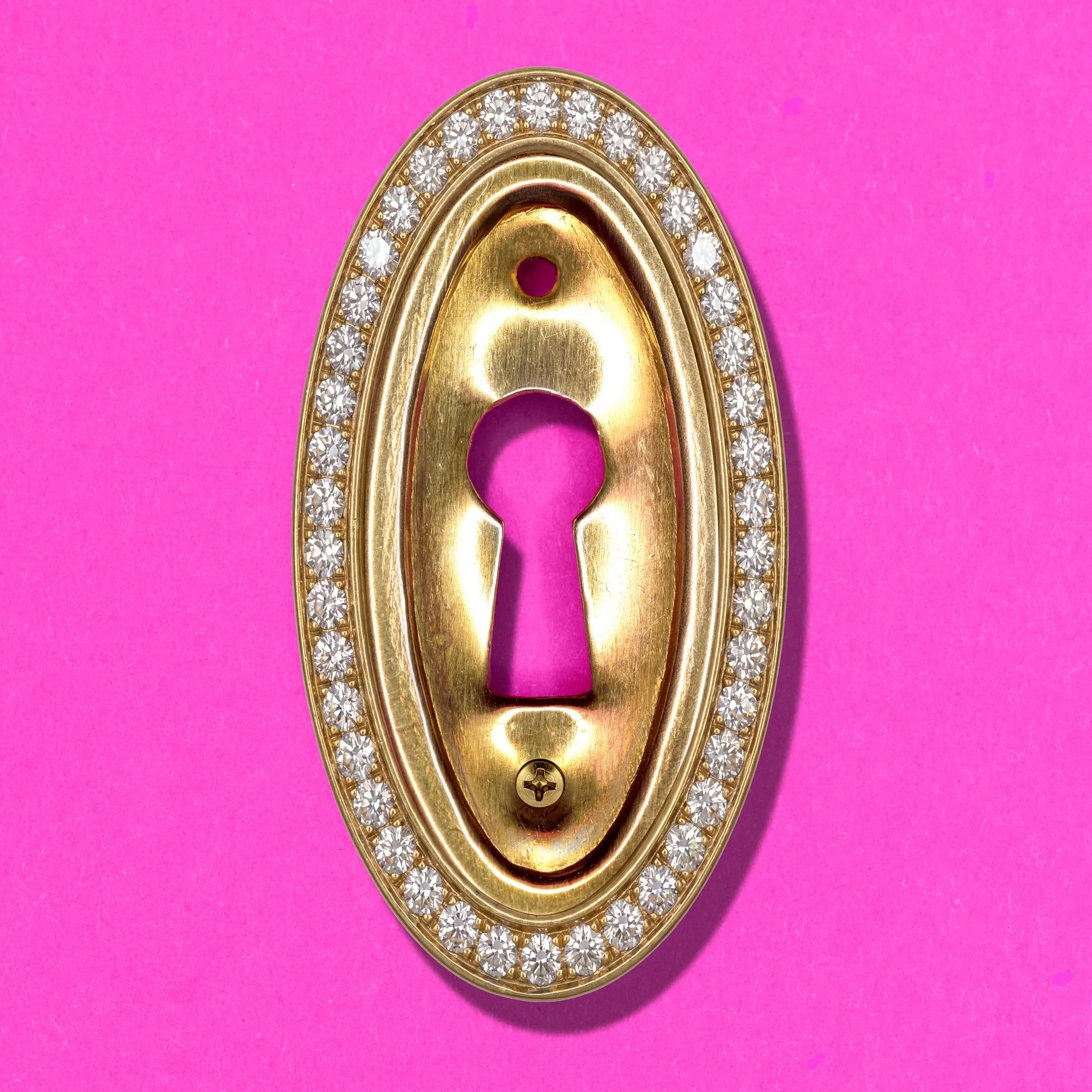Keyhole plate lined with diamonds.