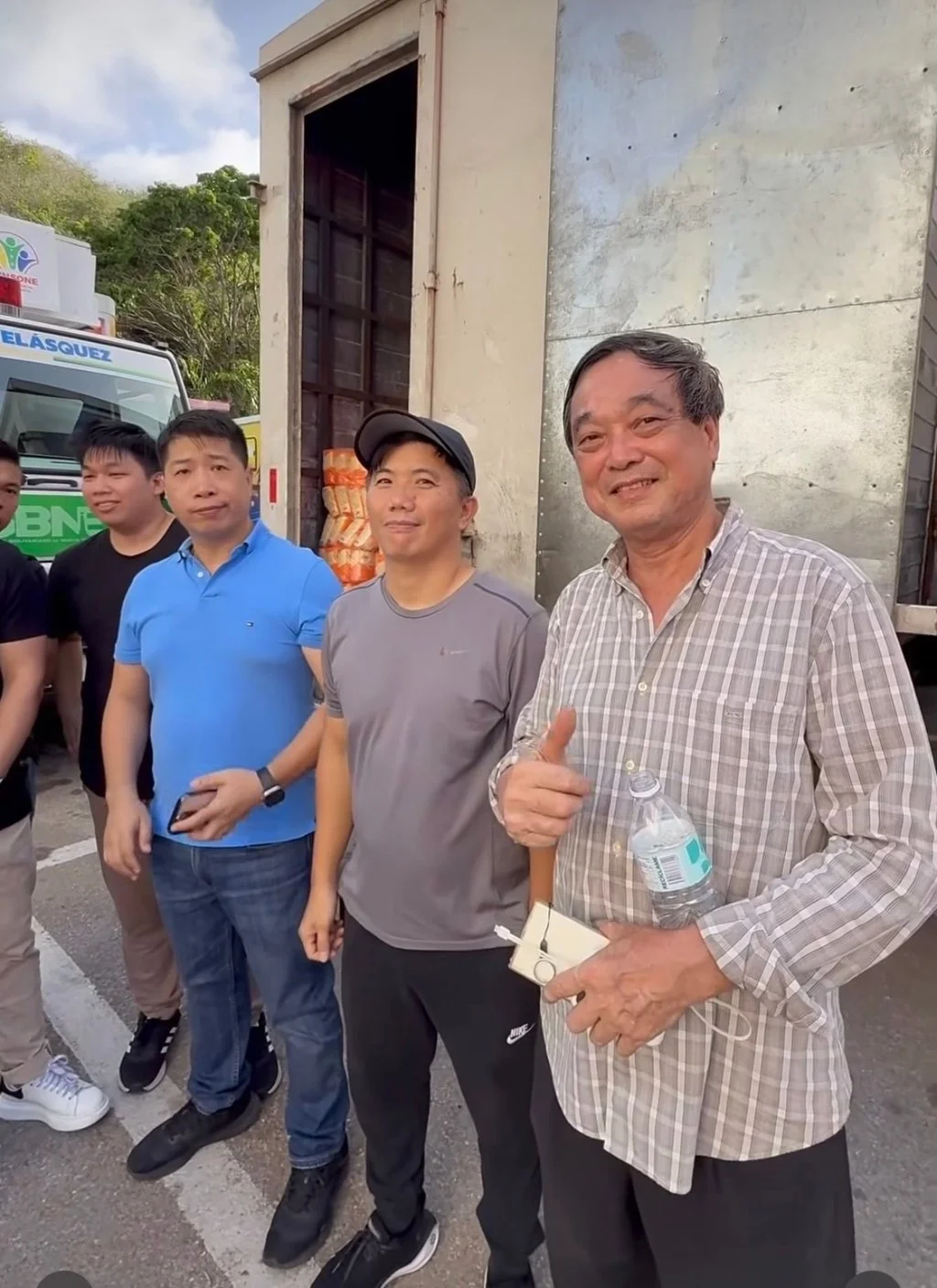 Lutao Cen (right) joins volunteers on Margarita Island as trucks carrying food, water and other donated supplies prepare to leave for communities affected by the earthquake. Lutao Cen (right) joins volunteers on Margarita Island as trucks carrying food, water and other donated supplies prepare to leave for communities affected by the earthquake.