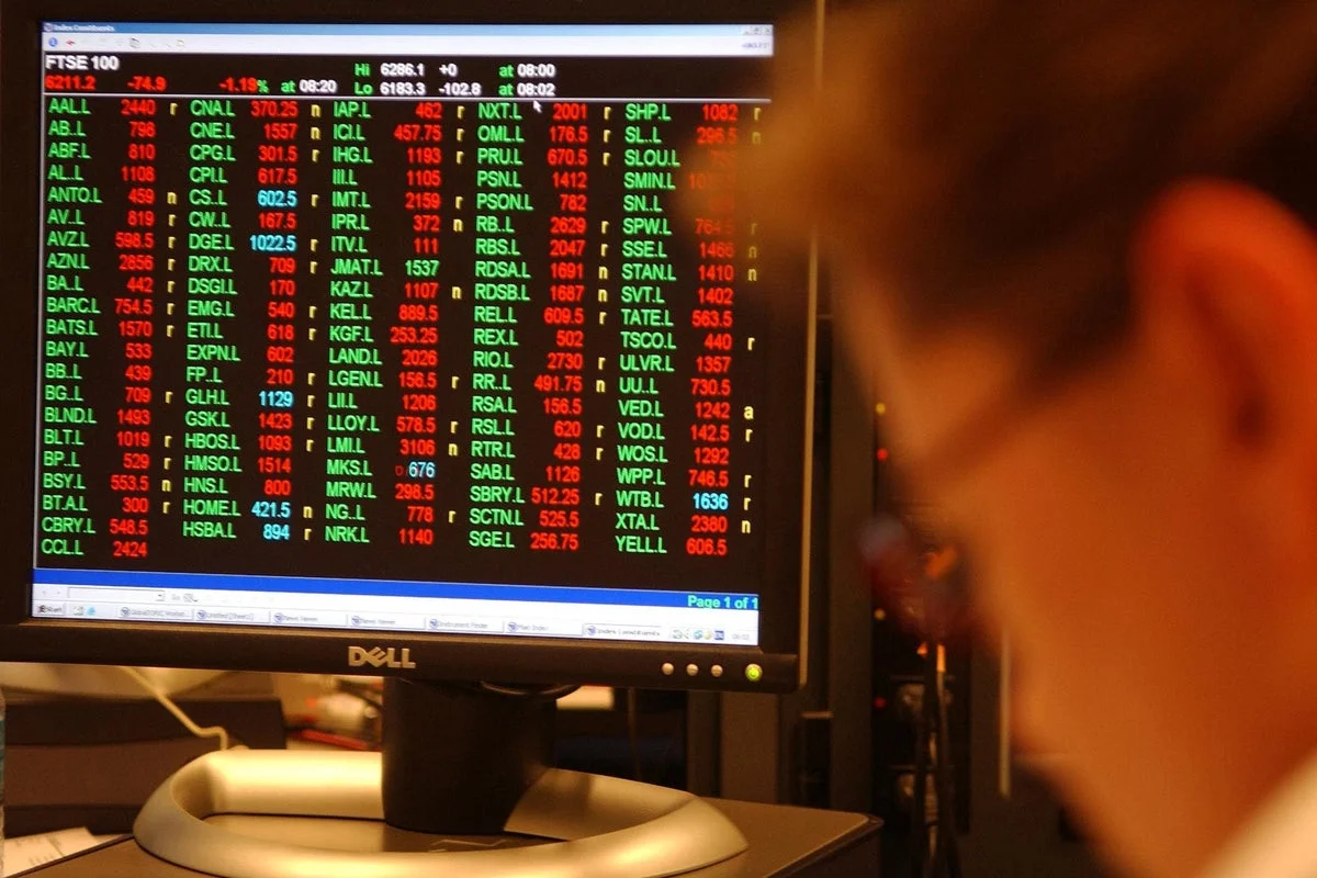 FTSE 100 Rises While DAX Reaches Record Peak in Frankfurt
